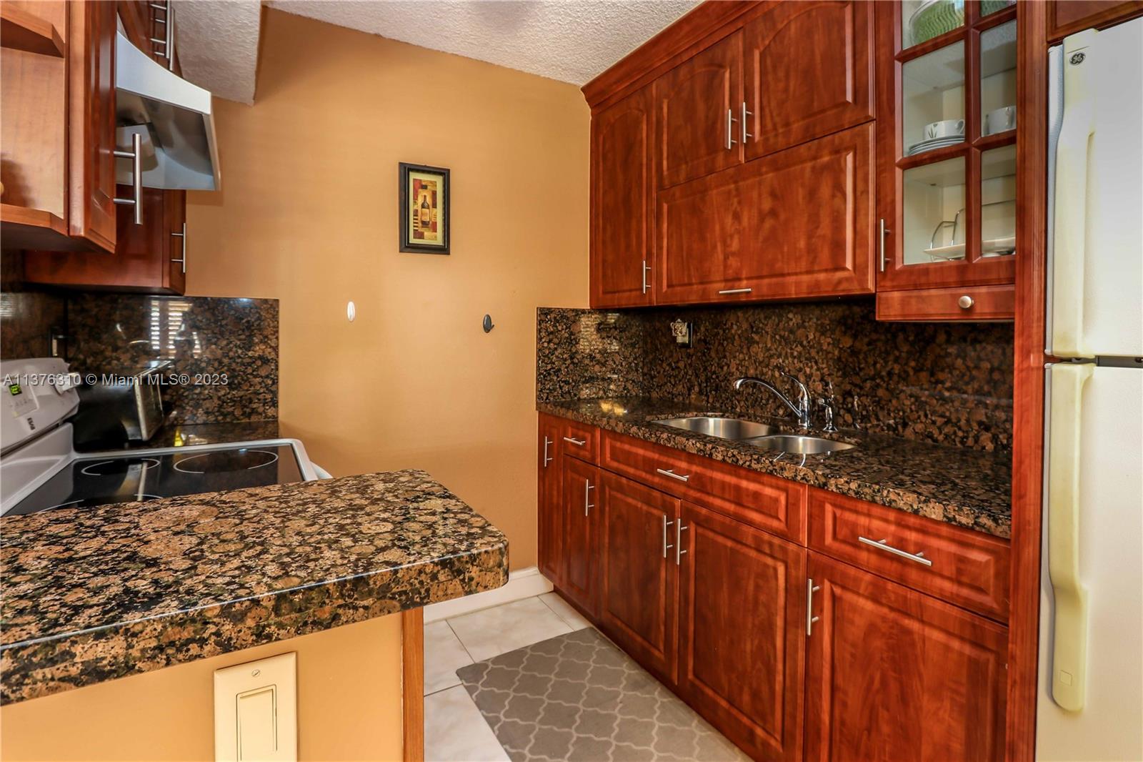 Beautiful kitchen with all the cabinet extras