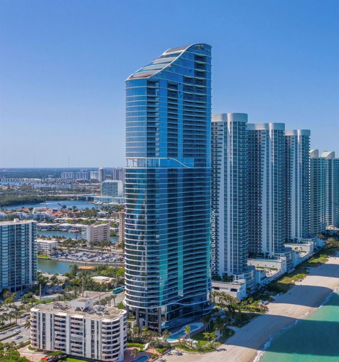 Spectacular 4 bed, 5.5 bath unit located in the best line of the building! Unit comes finished with porcelain floors, electric shades, and built-in closets. The Ritz-Carlton Residences
includes a full range of amenities such as a state-of-the-art gym, spa, hair salon, private treatment rooms, kids club, pool bar, and restaurant. The unit has been designed by Adriana Hoyos.