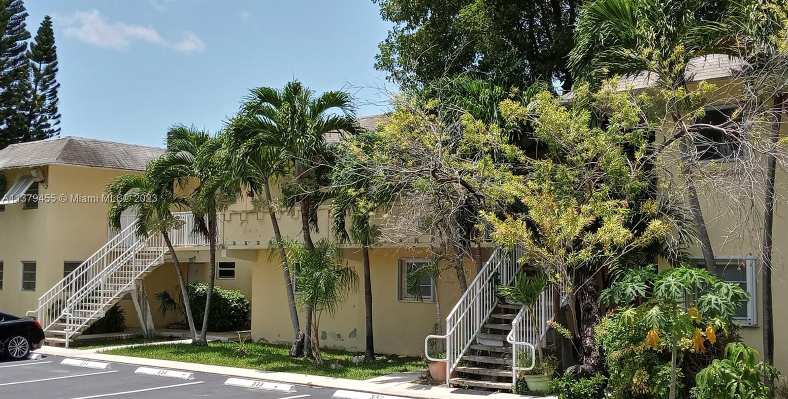 LOCATION! LOCATION! 2/2 APARTMENT IN DADELAND AREA. TILE FLOORS, WASHER & DRYER INSIDE UNIT LAUNDRY. UNIT IS CURRENTLY UNDER TLC AND WILL BE READY BY MAY 12TH. ACCEPTING CASH OFFERS ONLY. GREAT RENTAL INCOME PROPERTY!