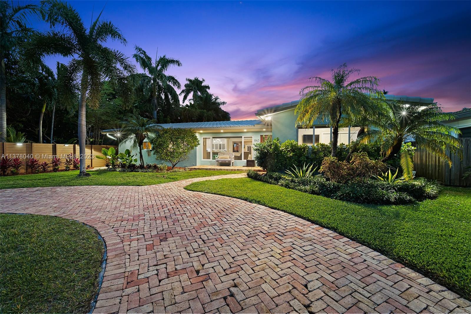 1043 N Northlake Dr  For Sale A11378040, FL