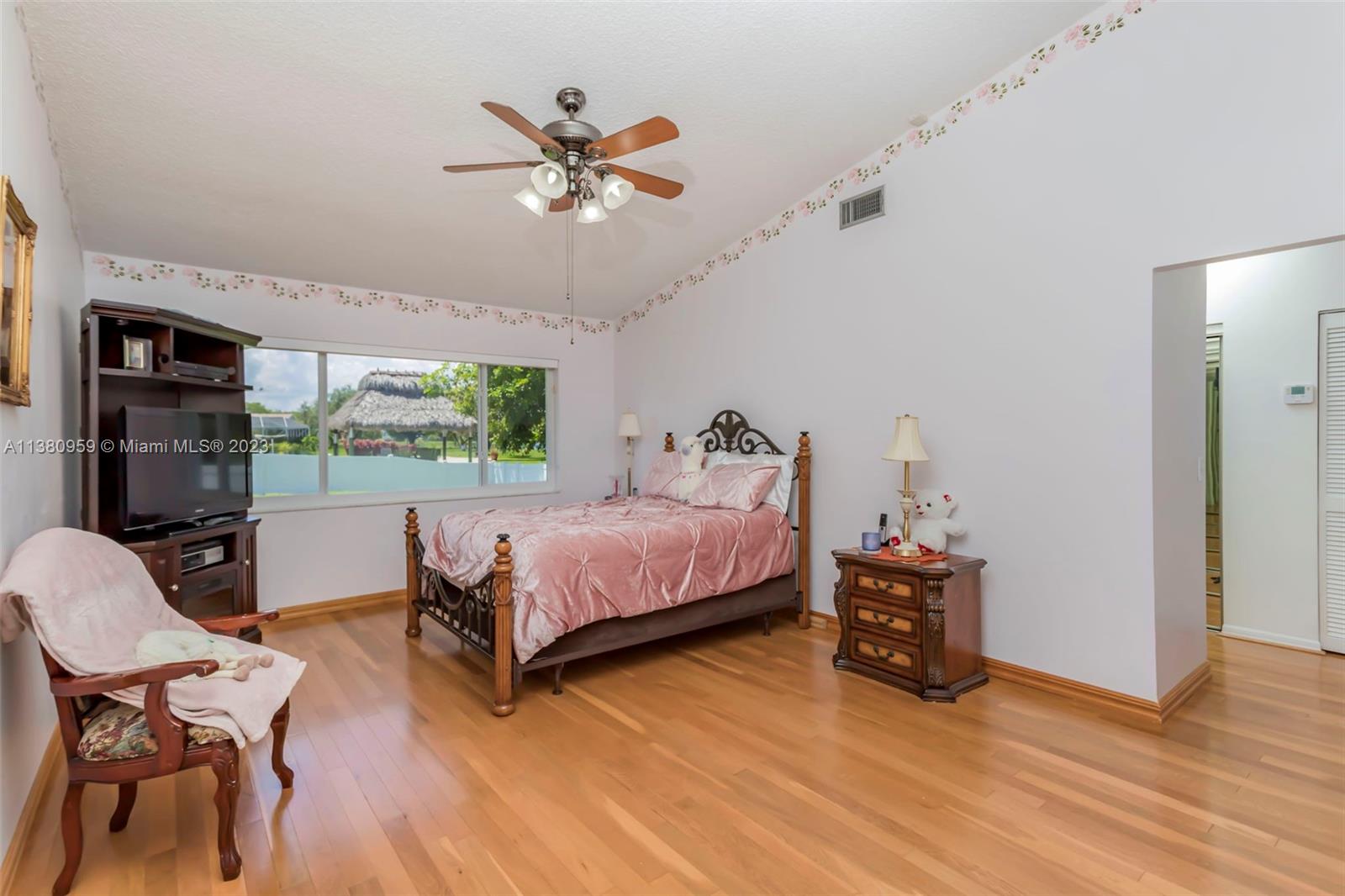 Listing Photo 9