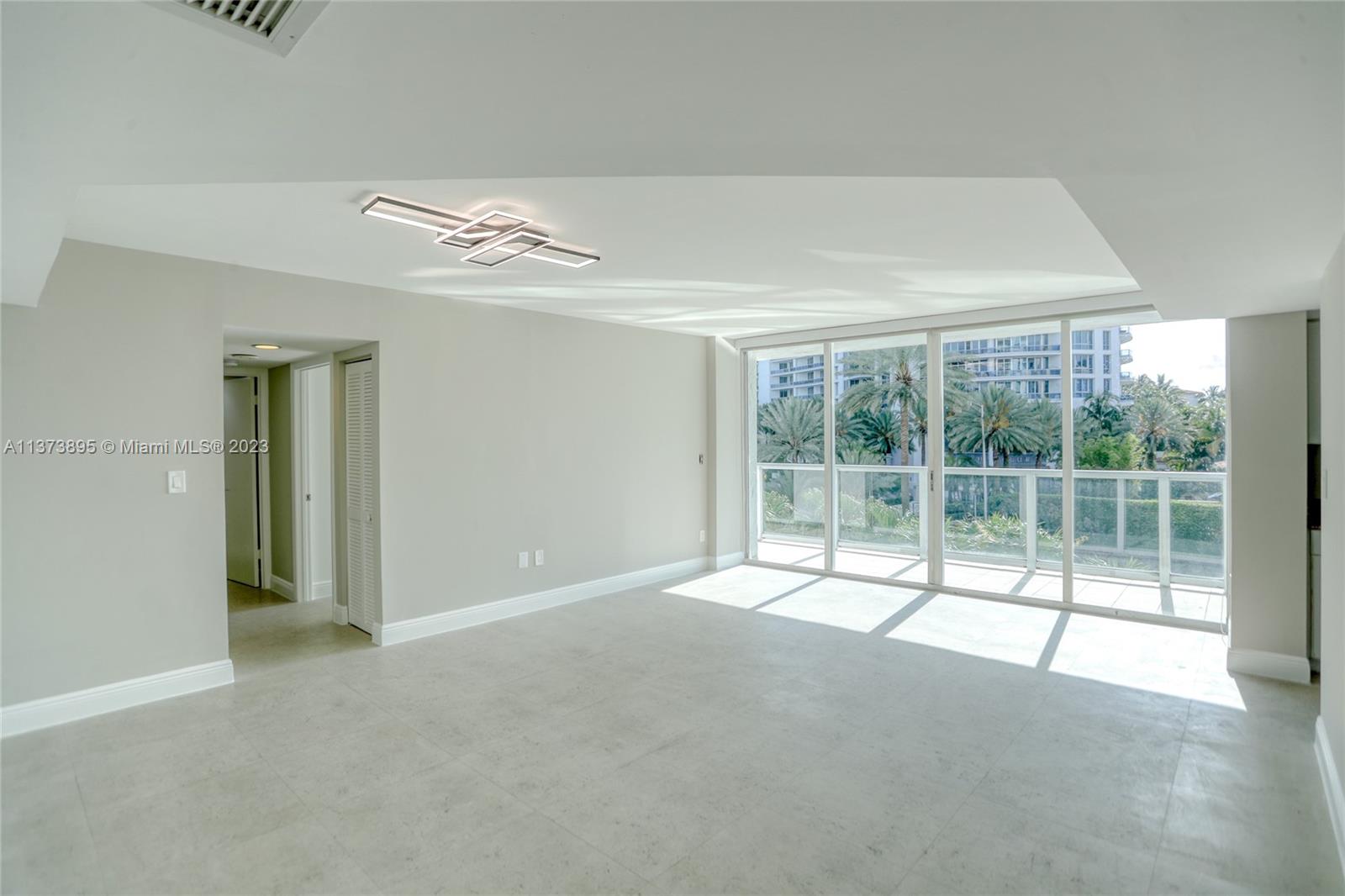 5900 Collins Ave 406