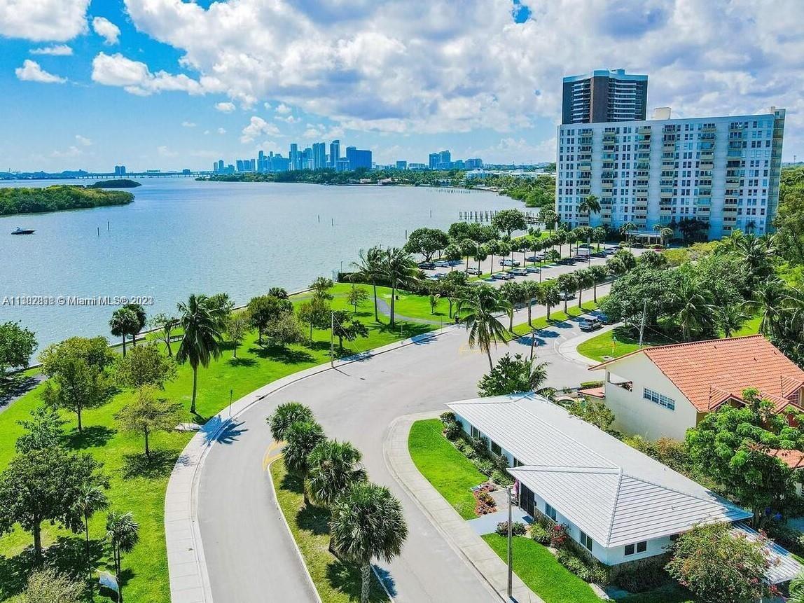 Photo 1 of 940 NE 71st St in Miami - MLS A11382818