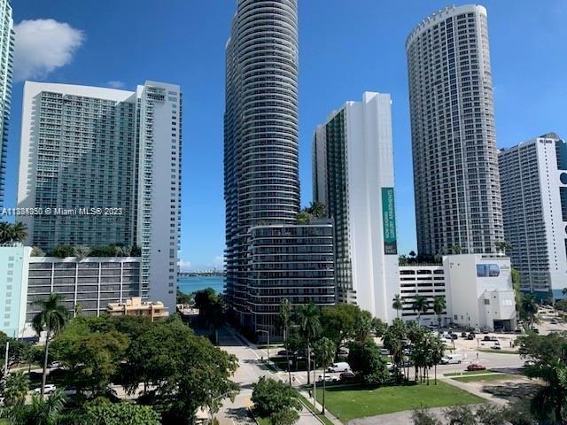 A beautiful 3/2-very spacious and bright unit. Great location within walking distance to Margarete Park and Publix. Few minutes to downtown, Wynwood, Midtown.  It comes with 2 parking spaces ( tandem).