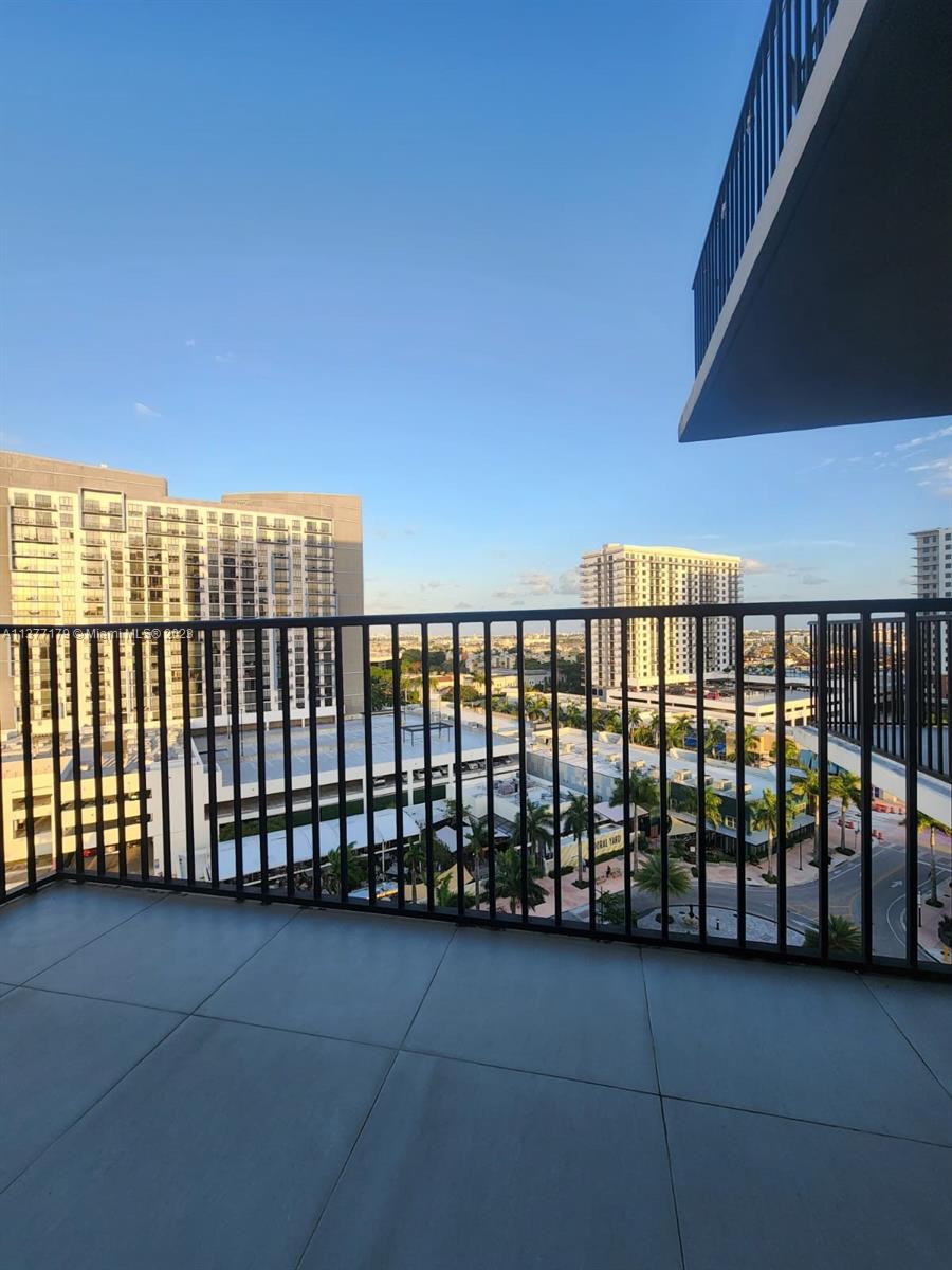 Photo 1 of 5252 Paseo Condo Apt 909 in Doral - MLS A11377179