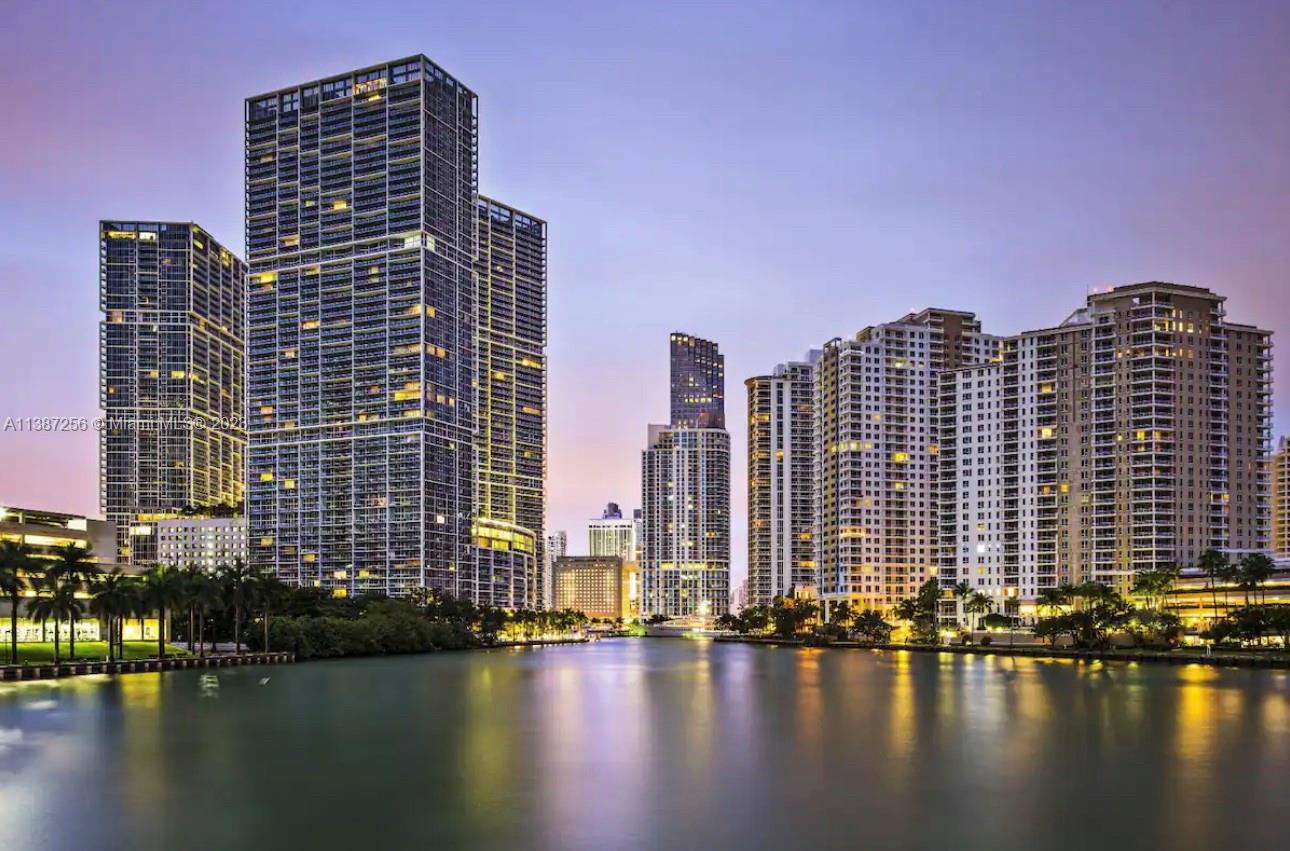 GREAT 1 BEDROOM WITH OCEAN VIEW AT ICON BRICKELL TOWER 3-BEST LOCATION AT BRICKELL.LUXURY AMENITIES,SPA,GYM,RESTAURANT.AIRBNB AVAILABLE. UNIT RENTED WITH ANUAL LEASE.