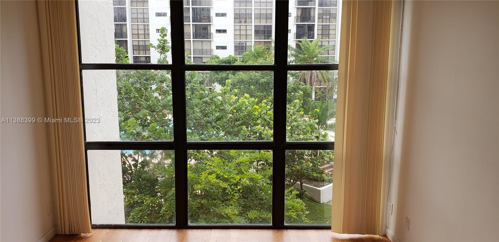 Photo 2 of Plaza Of Americas Condo P Apt 305 in Sunny Isles Beach - MLS A11388399