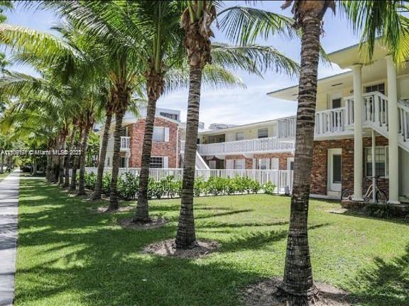 ONLY SHORT TERM RENTAL - $1,050/WEEK - $150/DAY – TWO DAYS MINIMUM RENTAL – SIX MONTHS MAXIMUM RENTAL. Beautiful apartment, totally remodeled. Steps away from the beach, supermarket, shops and restaurants. Bedroom has a king size bed with walk in closet, cable TV. Living room has 2 day beds sofas (twin size) and a pull out bed (also twin) cable, Wi fi, TV. Dining room table for 4 with winw rack. New kitchen with full appliances, including diswasher, washer and drier. Small building with pool. Unit is located at ground level in front of the pool. One parking space.