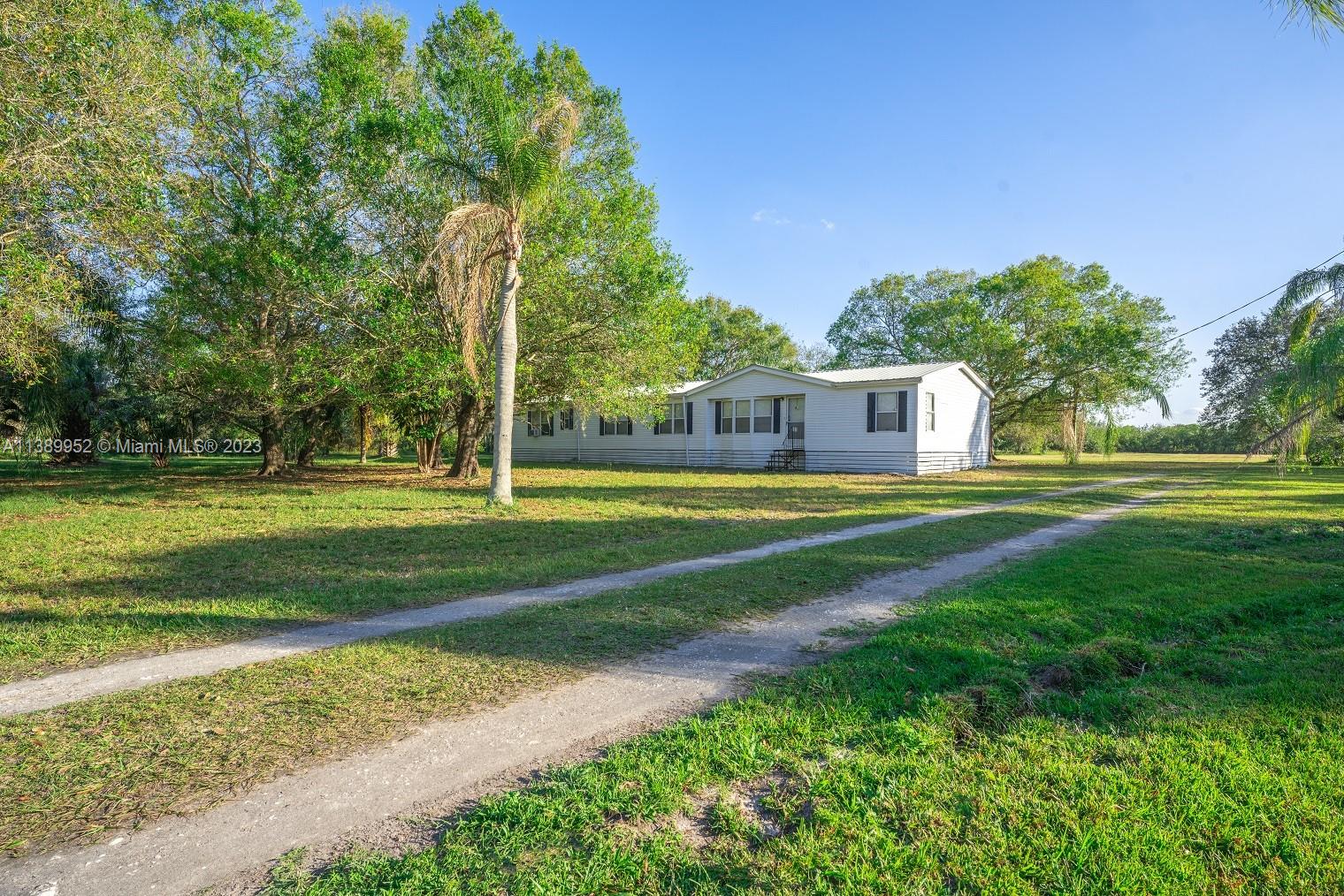 2425  evans rd  la belle, FL 33935