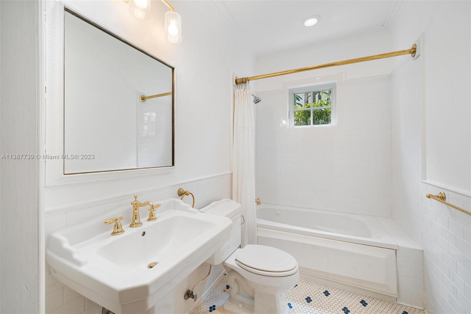 Listing Photo 11