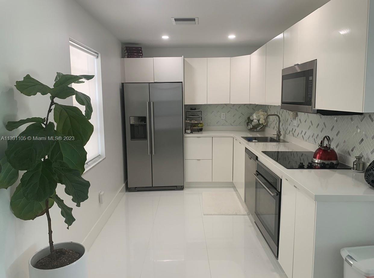 LOCATION! LOCATION! LOCATION! COMPLETELY RENOVATED 3/2 condo in Pinecrest!! Unit located on 1st floor for added convenience, pool view. This unit has been tastefully renovated with washer, ample closet space, spit floor plan, nice large bedrooms with master walk in closet. Appliances are barley used. Available for quick occupancy. HOA gives rapid approval.