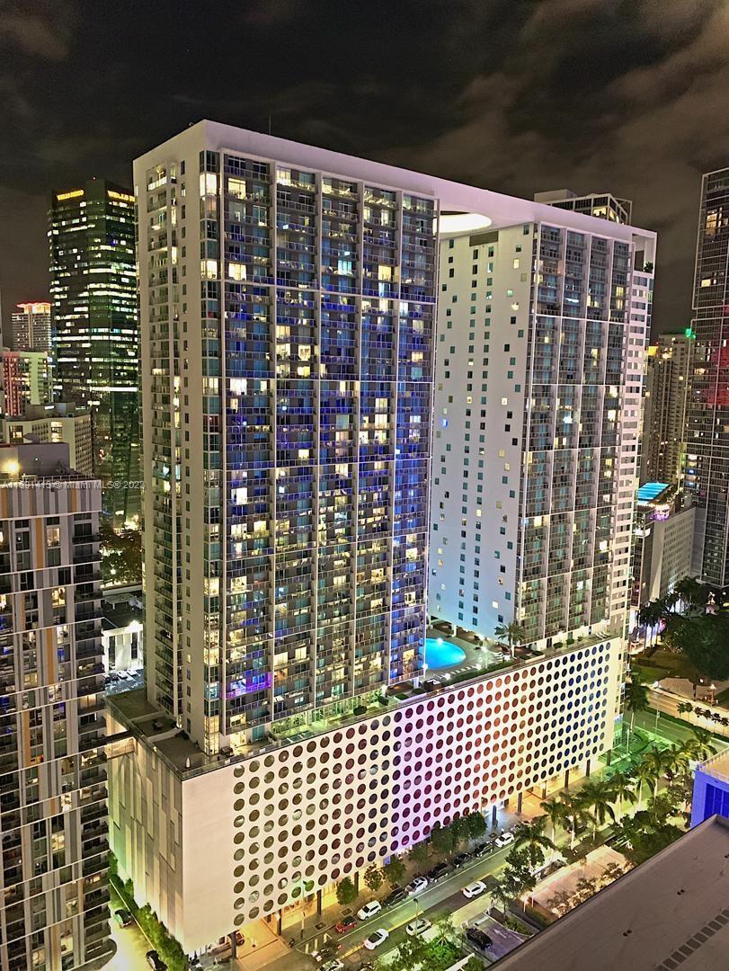 ***SHORT TERM RENTAL ALLOWED * MINIMUM 3 MONTHS ** Rent outstanding 2 BR/2BTH corner unit, tastefully decorated unit in the EAST Tower of prestigious 500 Brickell. Great views of the Bay, Miami River, the city skyline and the ocean. Bright and open, split floor plan with laminate floor throughout, stainless steel appliances, granite countertops, washer and dryer, separate shower and jacuzzi tub in the master suite and much more. Building has 2 circular infinity edge heated pools and sun deck. Valet parking and secured garage. SEE BROKER REMARKS.