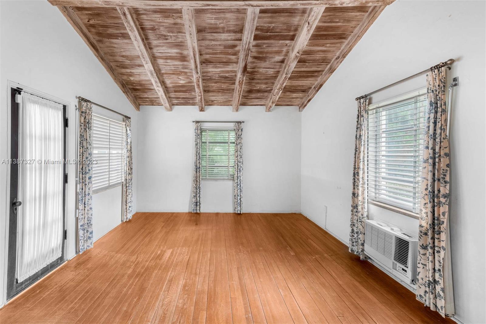 Listing Photo 8