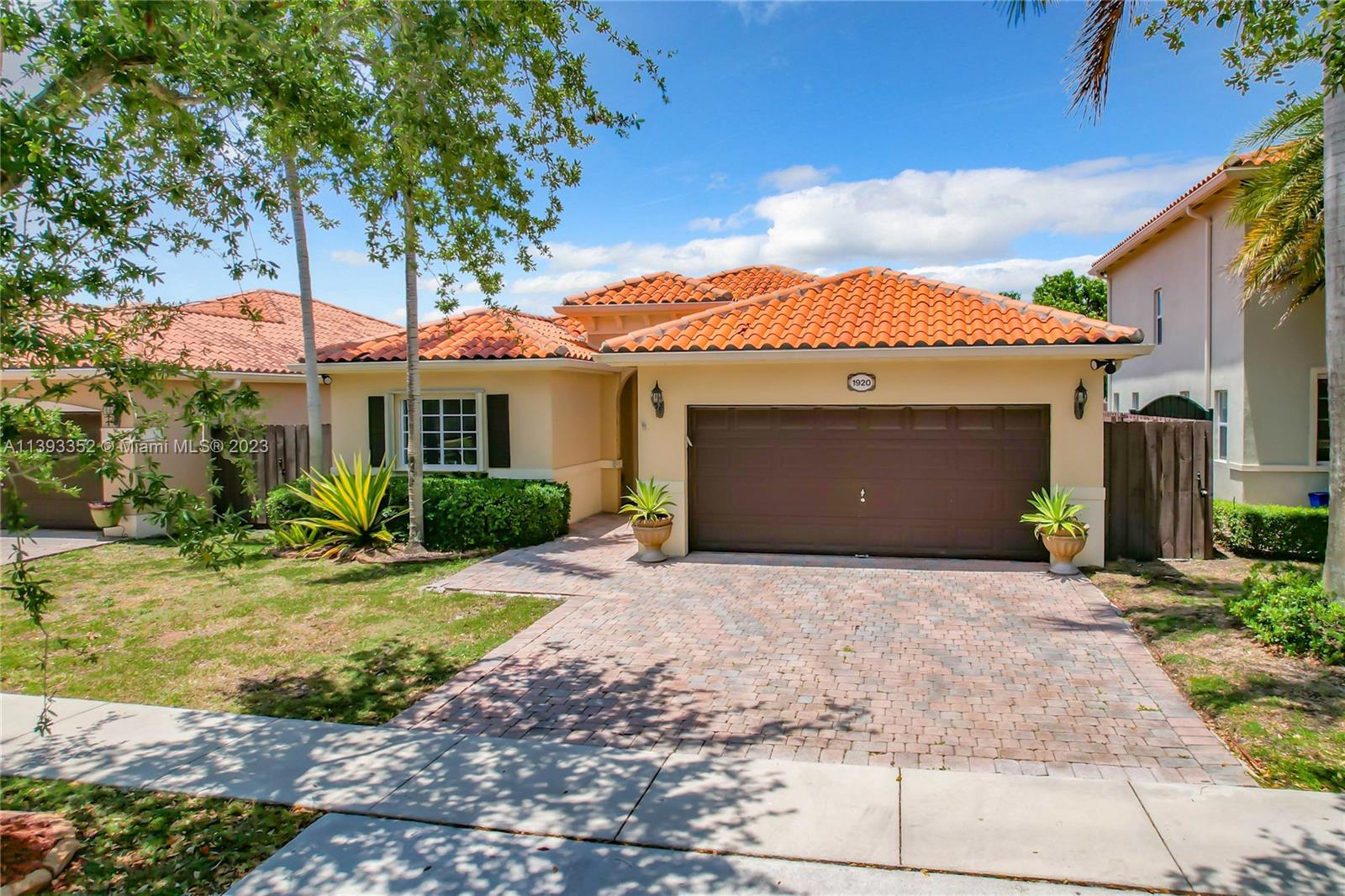 Fantastic opportunity to rent in Malibu Bay. This spacious 3 bedroom 2 bath home features open entertainment space and a split layout. Enjoy the amenities including attended gate, private security, lavish Clubhouse with resort style pool, recreation room and gym.