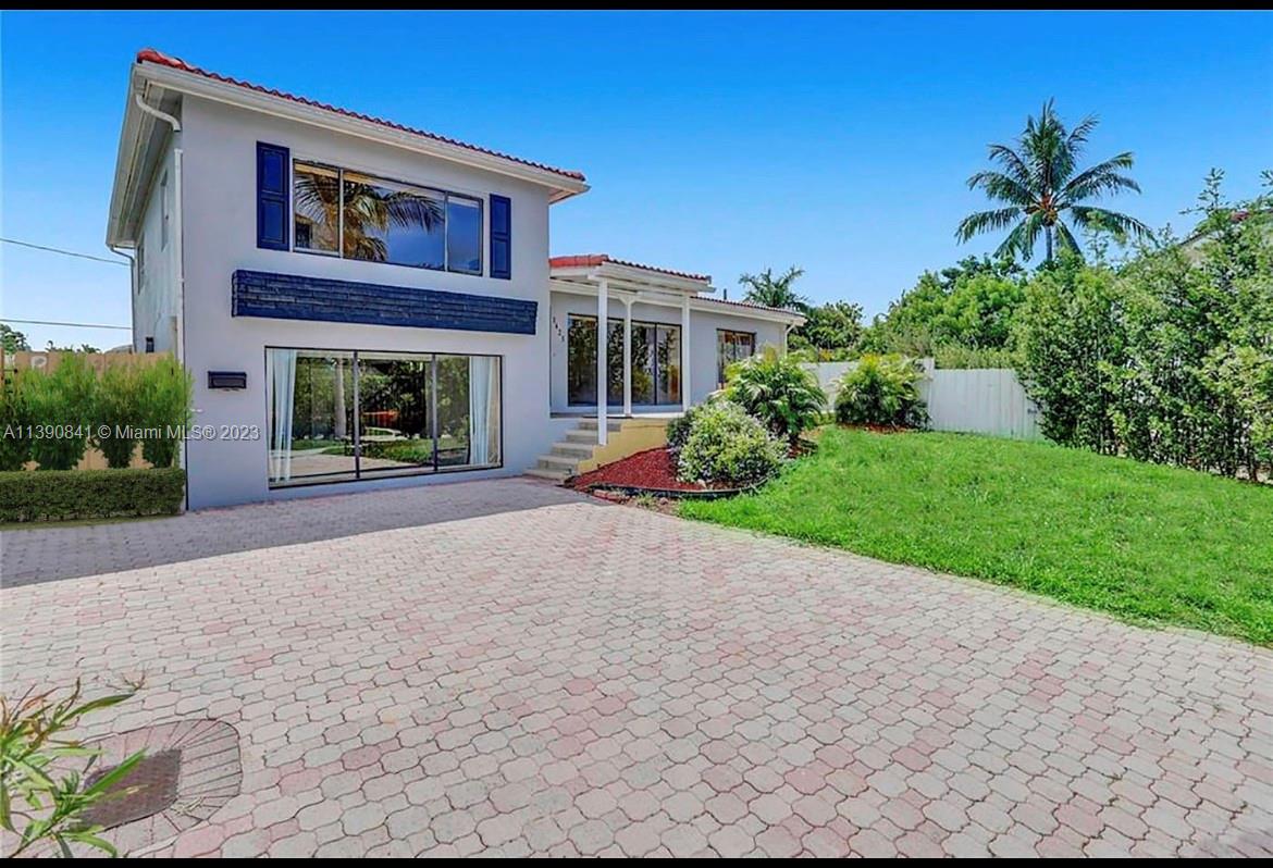1425 NE 4th Ct, Boca Raton, FL 33432