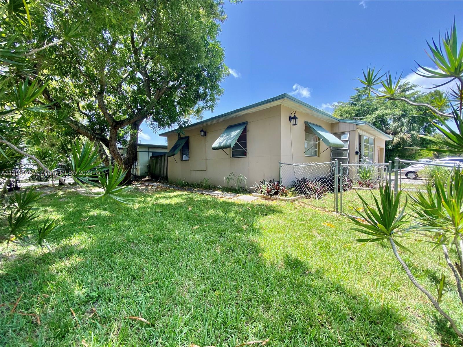 Photo 2 of 1902 Fletcher St in Hollywood - MLS A11395070