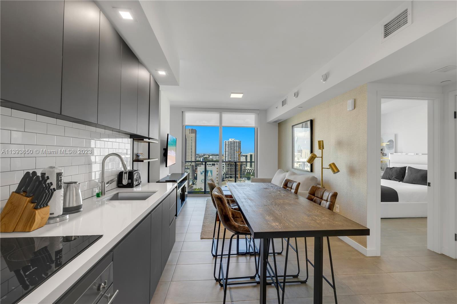 Stunning 1 bedroom, 1 bathroom unit located in the heart of Downtown Miami. Brand new amenities, beautiful outdoor pool on the 15th floor, gym, restaurant, bars, lounges and 24/7 security. Perfect investment for short term rentals. Don't miss out on this wonderful opportunity! Come see today!!