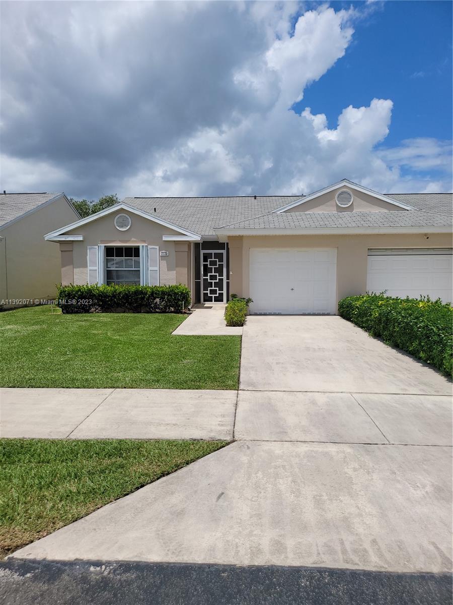 PLEASE READ BROKER REMARKS..... Beautiful house, excellent community, perfect for your family. 2 bedrooms, 2 bathrooms, plus a space that can be used as an office or a third bedroom. A small house with a well-distributed layout and spacious rooms, garage for one car with remote control entry. Laundry room with washer and dryer. Community clubhouse with pool, multiple gym facilities, and various recreational activities.