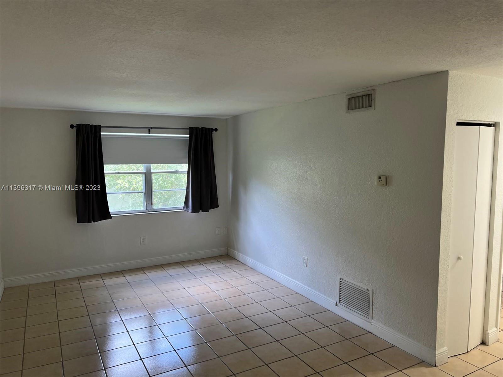 quiet second floor unit right next to US1, bathroom with 2 entries, clean and well maintained, walking distance to children's hospital and Palmetto bay park.