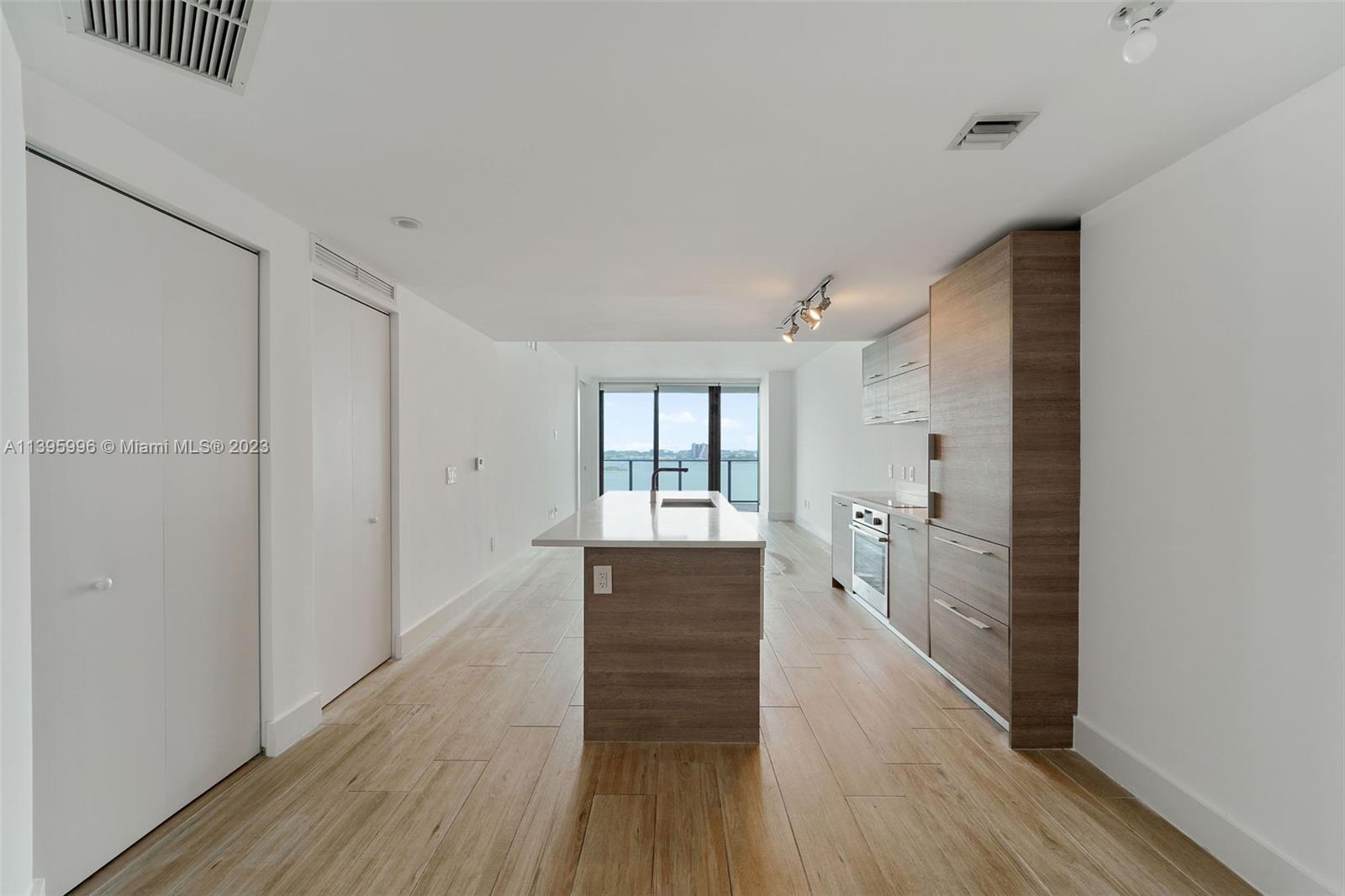 Paraiso Bay 1905 is ready to move in. This 2 beds /3 baths + Den covers 1,151 sqft under air. Directly facing East overlooking Biscayne Bay. Enjoy beautiful sunrise and waking up in front of the water! Unique lifestyle at Paraiso Bay with 5 stars amenities such Gym, Pool, Spa, movie theater, Bowling Lanes and so much more. This unit comes with 1 assigned parking space.