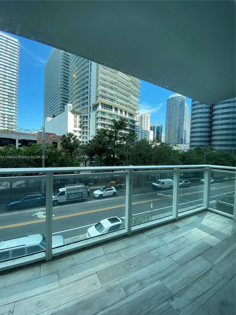 Beautiful  Studio at heart of Brickell .The Bond's British glamour can be seen through the beautiful details of the building including Terry O'neill's famous photography of british stars, british inspired library and living room with a pool table, and even a full gym that overlooks South Miami ave. Enjoy sunny Sunday afternoons barbecuing in Bond's barbecue grills or relax by the lap pool.
