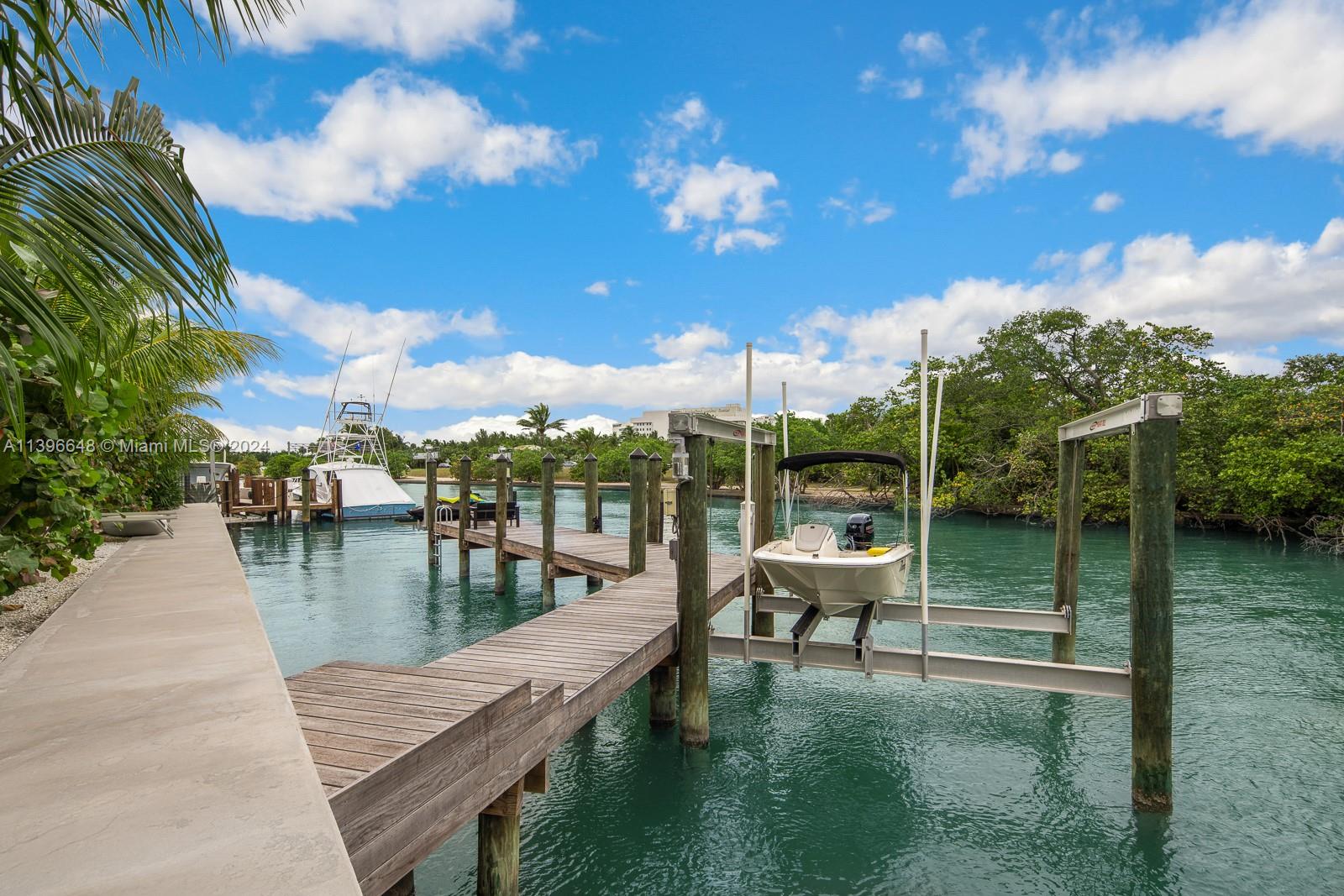 3166 N Bay Rd, Miami Beach, FL 33140