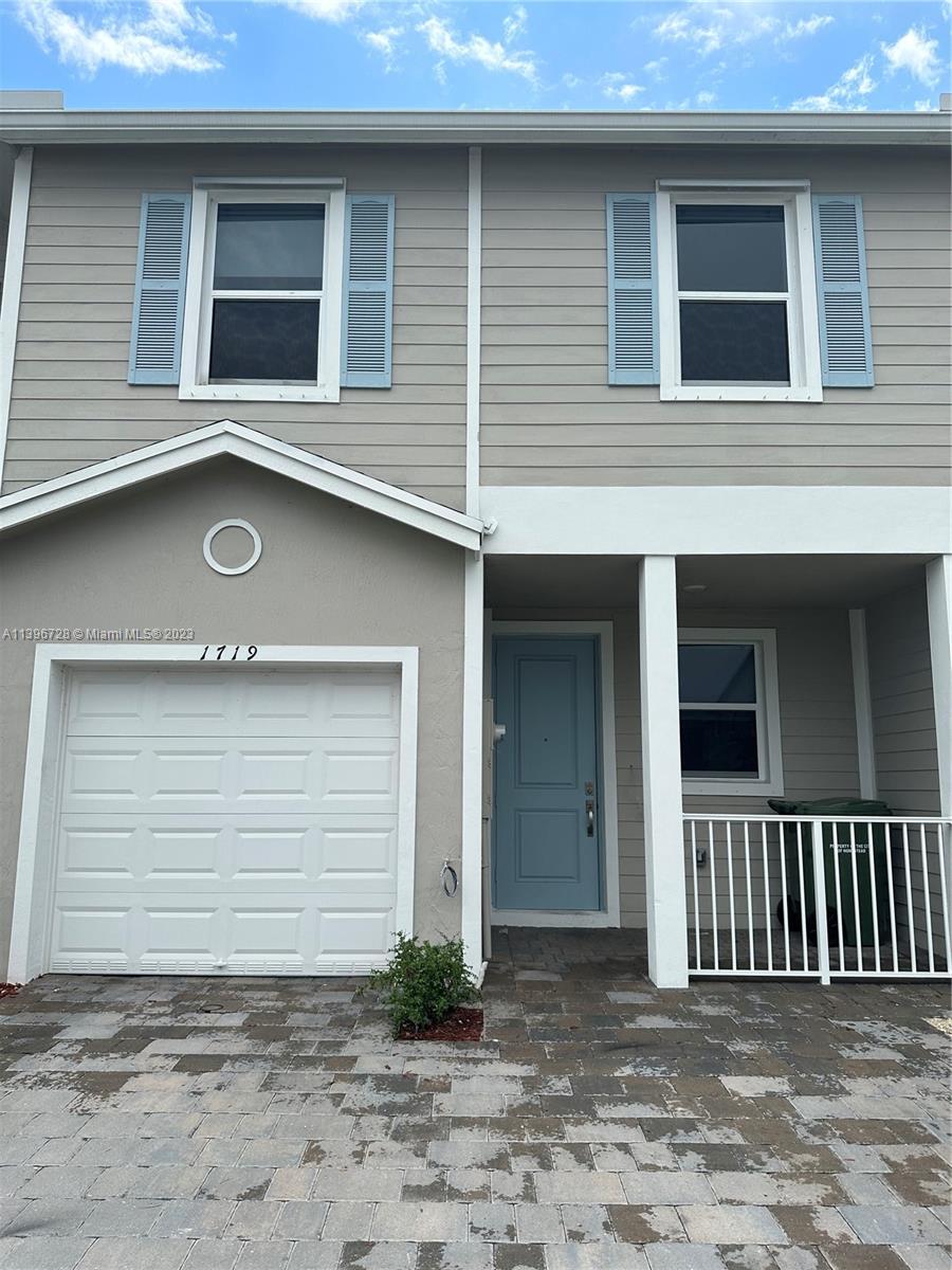 New construction, 2022. Smart townhouse, 3 bed and 2.5 baths, townhouse comes with a garage, fenced backyard, new stainless steel appliances and washer & dryer!. Close  Southland Mall, shopping centers, Publix & Florida’s turnpike.