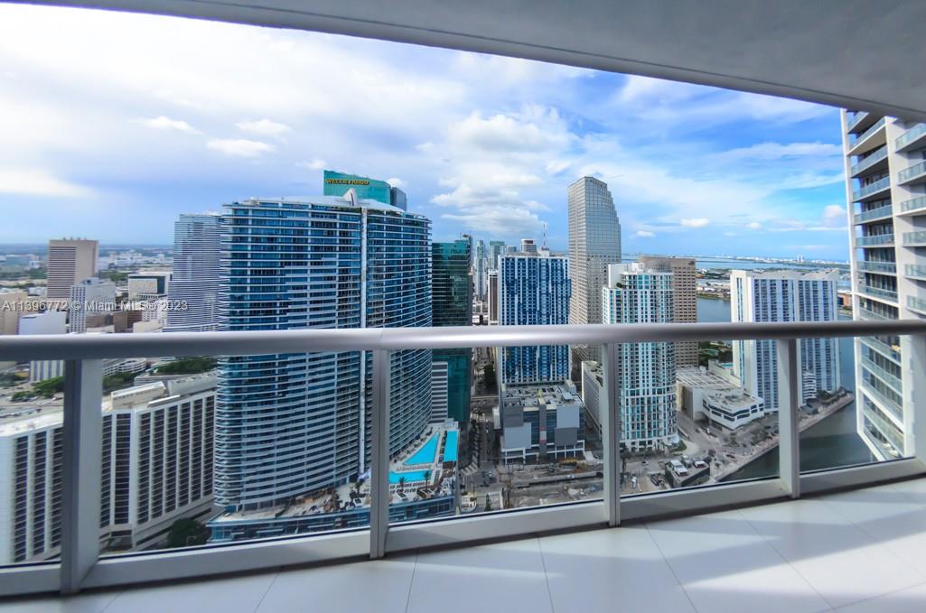 Amazing 1 BD/1BH on the 49th Floor,! Icon Brickell offers a 5 star Spa & Fitness Center w/ largest Olympic pool and oversized Jacuzzi. Assigned Parking Space and Full time (24/7)concierge & valet parking. 3 top restaurants on site and walking distance to the best restaurants and shops in Brickell.