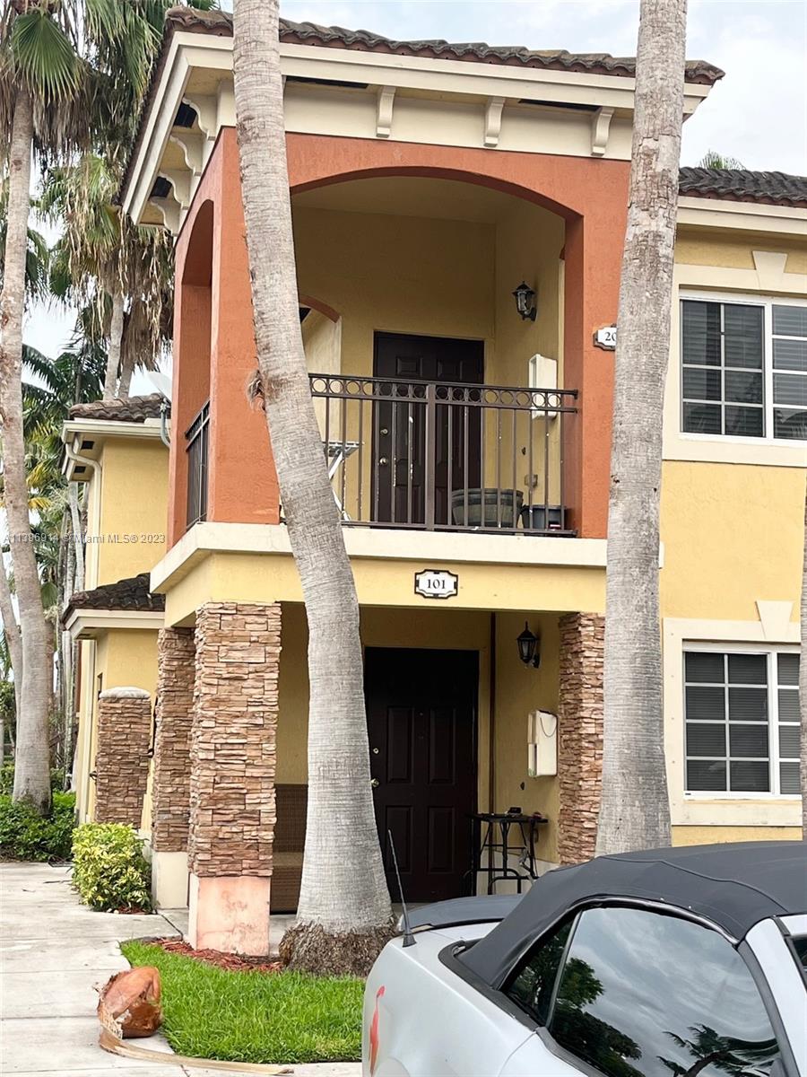 3/2 Corner unit condo, all tile, gated community with security, clubhouse w/pool, fitness center, kids playground area. Next to Baptist Hospital, close to shopping centers and 30 minutes to FL keys.