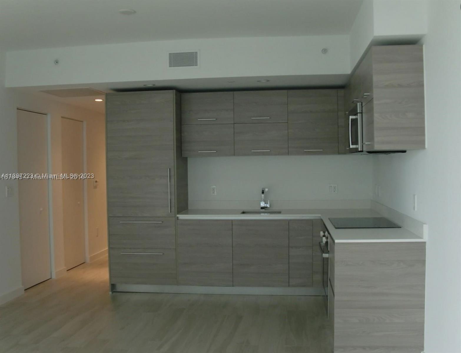 SLS Brickell Hotel & Residences by Philippe Starck. Beautiful 1 bed/1.5 baths + DEN unit. The unit offers luxurious finishes & access to the exclusive SLS Hotel membership. Amenities include pool, wading pool, rooftop pool, spa, fitness center, movie theater and game room.