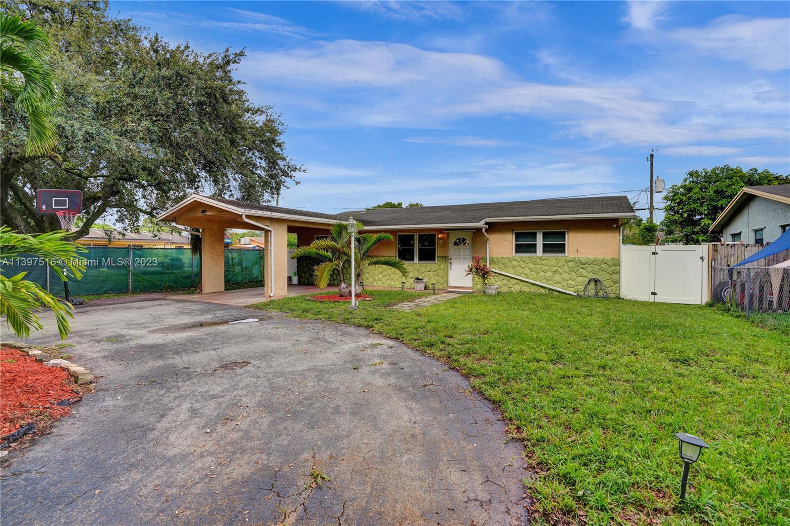 3120 N 72nd Ave  For Sale A11397516, FL