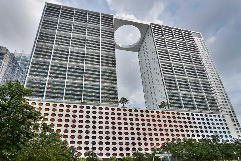 Spectacular 2 Bed/2 Bath Condo in the Heart of Brickell.  Huge Balcony Overlooks the Miami River. Unit Features a Split Floor Plan for Maximum Privacy and Both Rooms Have Large Walk in Closets. Both Bathrooms have Dual Sinks for Maximum Usage. Building Amenities Include 2 Swimming Pools, Gym, Club Room, Movie Theater, Spa and More! Location Offers Easy Access to All Major Road Ways, Top Rated Dining, World Class Shopping, Port Miami, Miami International Airport, Public Transportation and Much More!