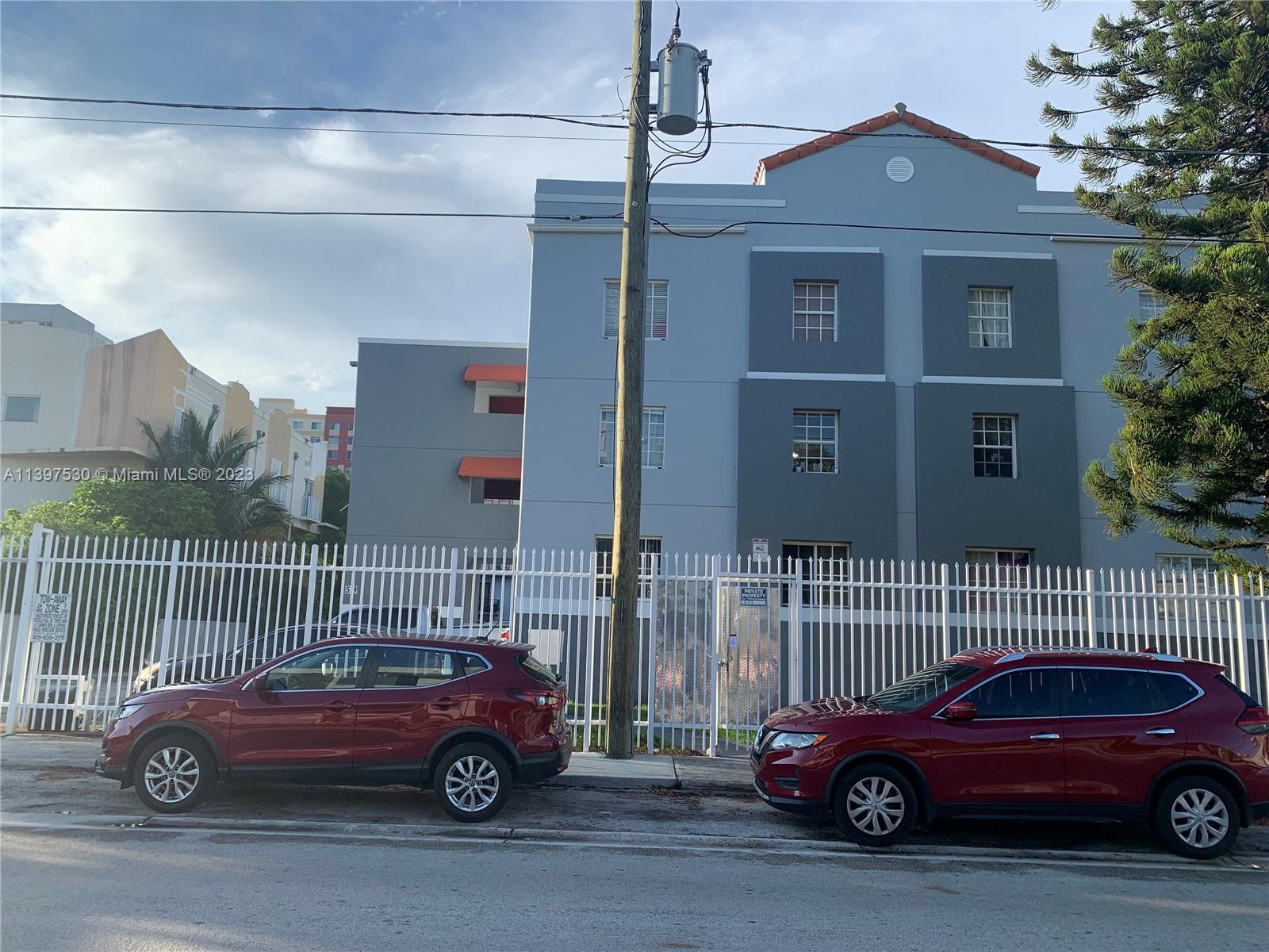 Nice 1/1 apartment in a gated community, in the heart of Little Havanna. Central AC, 1 assigned parking.
Walking distance from Downtown, Calle 8, I95.
