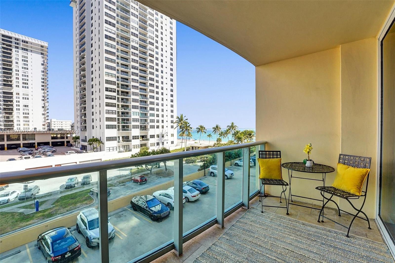 Photo 2 of Wave Condo Apt 401 (available Nov-25) in Hollywood - MLS A11397970