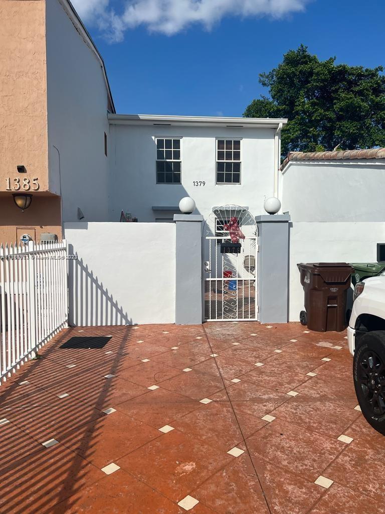 1379 W 71st St, Hialeah, FL 33014