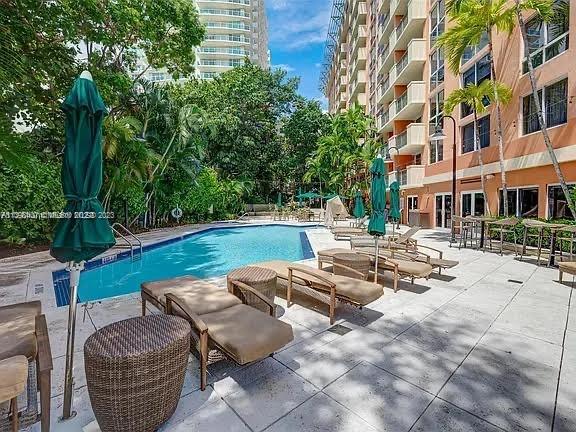 Bright 1/1 at the iconic Mutiny in the heart of Coconut Grove; bayfront property across from parks, marinas and walking/running paths. Steps from CocoWalk with restaurants and night life. 
 Heated pool, Jacuzzi, gym, sauna. Parking garage and valet.  24/7 security. New kitchen appliances, marble floors, fully furnished. Ready to move in.