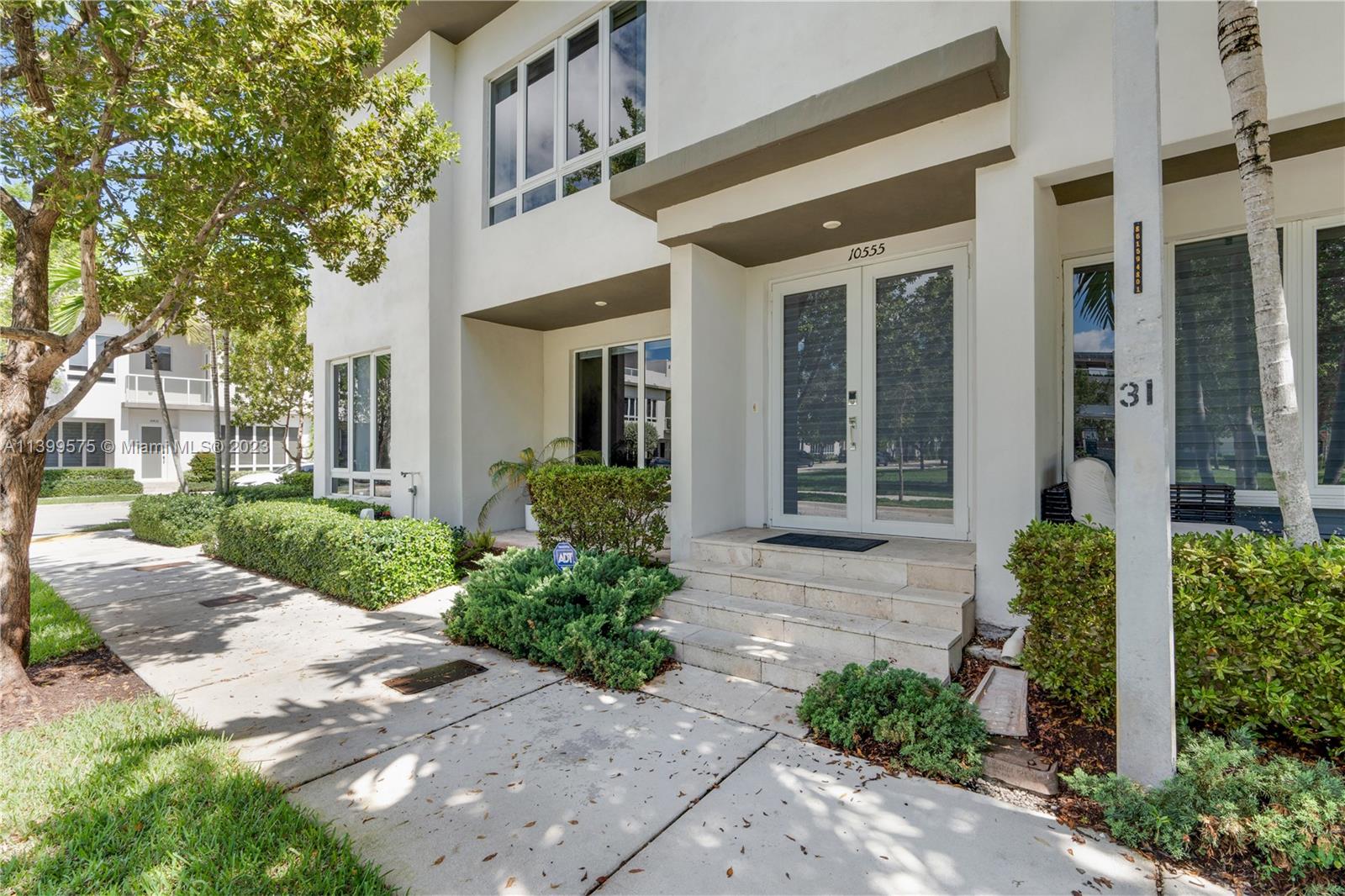 Amaizing townhouse at Landmark Doral. 3 bedrooms, 2 1/2 baths, modern open concept kitchen with quartz countertops, stainless steel appliances. porcelain floors. including PRIVATE APARTMENT with 1 bed and 1 bath with separate entrance rented for $1800,00 with kitchen, refrigerator, washer and dryer and separate A/C. Exclusive clubhouse w/pool, party room, gym, lounge and bbq area.