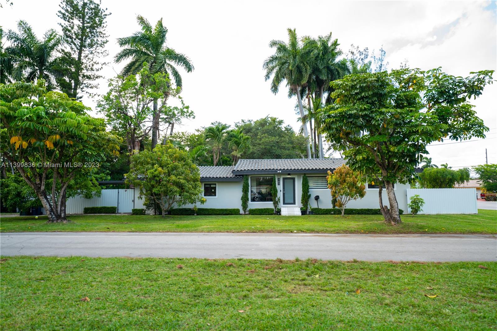 983  Morningside Dr  For Sale A11399836, FL