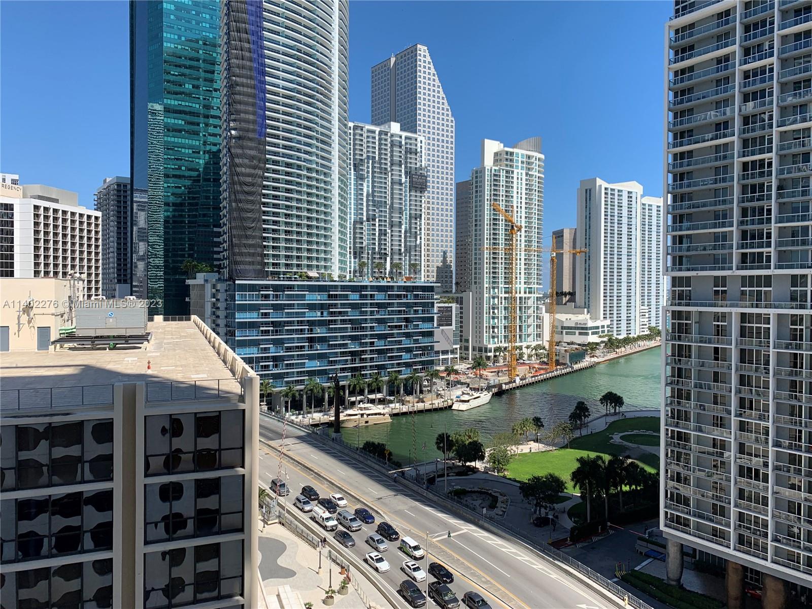 BEAUTIFUL FULLY FURNISHED UNIT 1 BED 1 BATH. WITH SPECTACULAR VIEWS AND PORCELAIN FLOOR ALL THROUGHOUT, EUROPEAN KITCHEN & STAINLESS STEEL APPLIANCES. BUILDING HAS RESORT LIKE AMENITIES INCLUDING; 2 POOLS, 3 LOUNGES, BILLARDS, A THEATHER, A STATE OF THE ART GYM AND MORE. VERY CENTRALLY LOCATED RIGHT ON BRICKELL AVE WITH SHOPS AND FINE DINING A FEW STEPS AWAY!