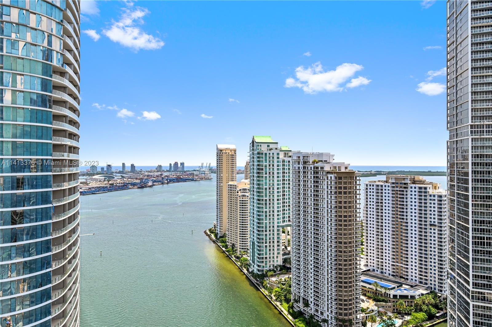 Unobstructed and breathtaking views from this unit! Nestled between Brickell and Downtown Miami with easy access to main highways. Enjoy the five star amenities the Kimpton Hotel has to offer or have an exquisite meal at the renowed ZUMA restaurant and all within the same building!