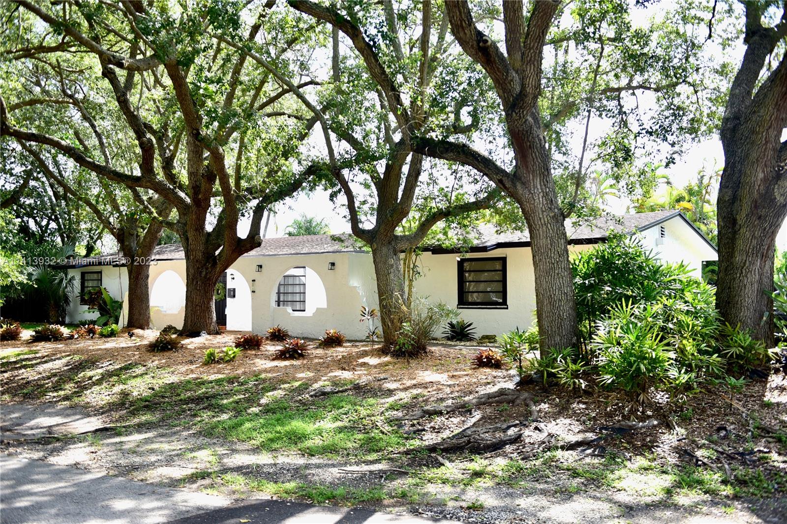 Amazing House for rent at East Grove Estates. Beautiful renovations, new kitchen, new bathrooms and new floors. Only one block from Coral Reef Park and Schools. 4 Bedrooms, 2 bathrooms. Must See !!