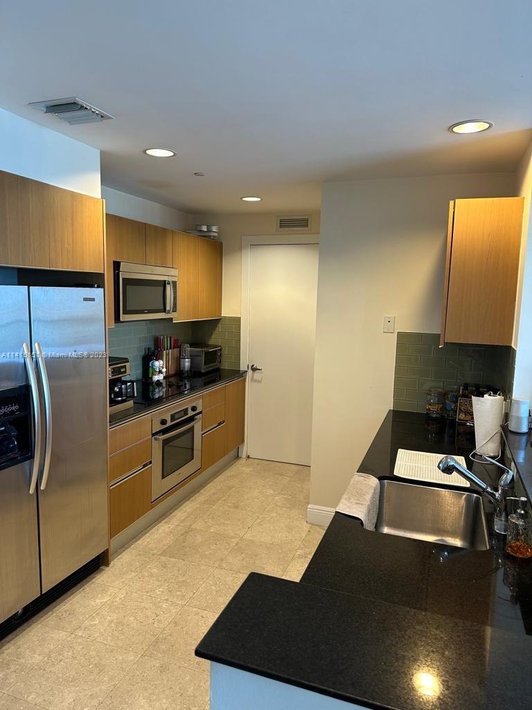 SPECTACULAR VIEW FROM HIGH FLOOR UNIT AT BRICKELL/ 1 SEPARATE BEDROOM / FULL-SERVICE BUILDING. WALKING DISTANCE FROM RESTAURANTS, BARS AND SHOPS / 1 MASTER BATHRROOM WITH TUB AND GUEST BATHROOM