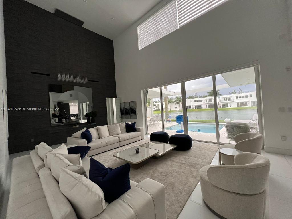 Photo 2 of 10242 NW 75th Ter in Doral - MLS A11418676