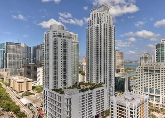 BEAUTIFUL LARGE STUDIO FOR RENT IN PRIME LOCATION! Large balcony with view of city and water. Washer and dryer inside. Available now. Application attached. Text the co-listing agent for showing instructions.