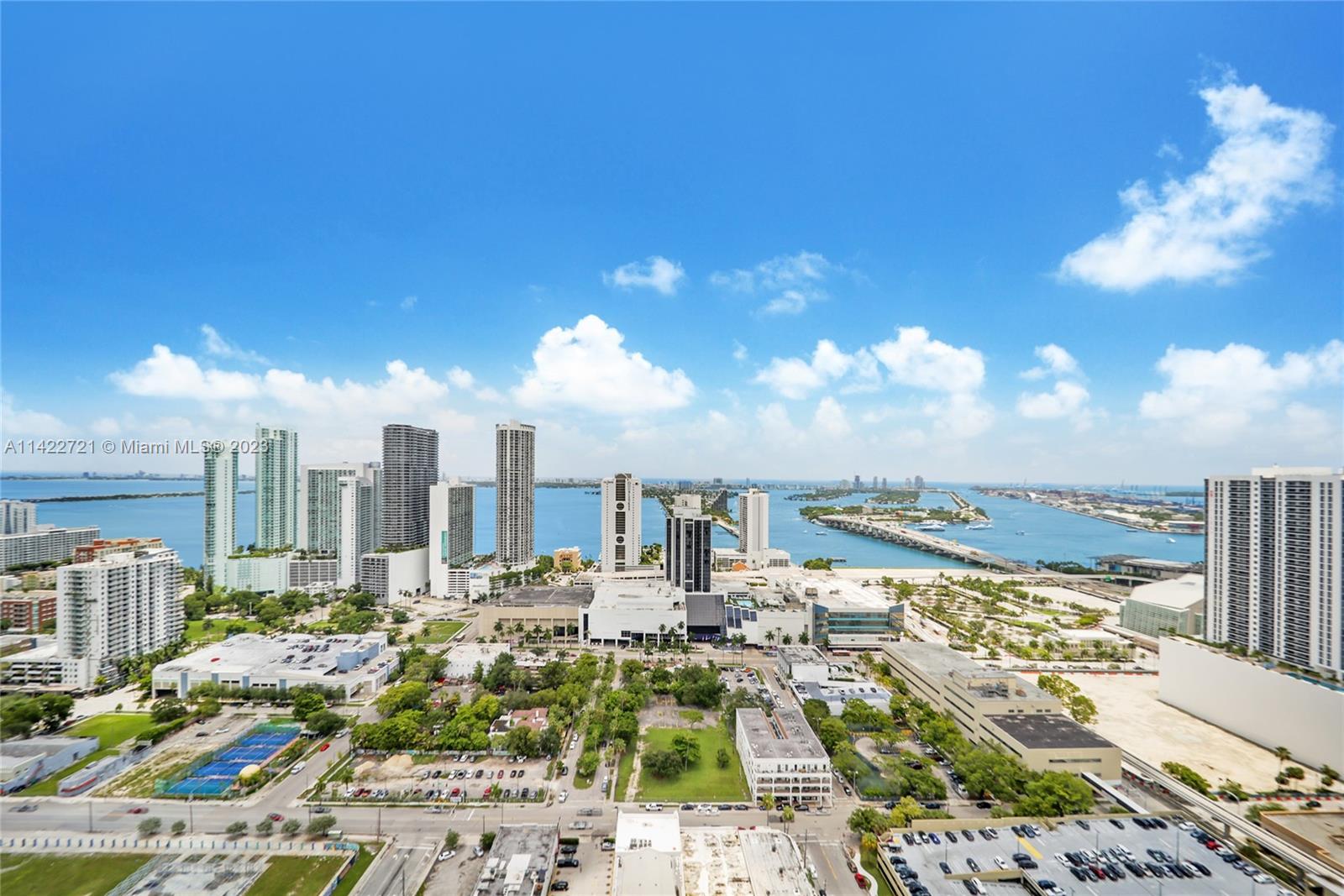 THE PERFECT LOCATION, 1Bedroom Plus Den, fully furnished. Breathtaking Views. Incredible amenities. Close to everything Miami has to offer. Must See. Minimum stay of 1 Month.