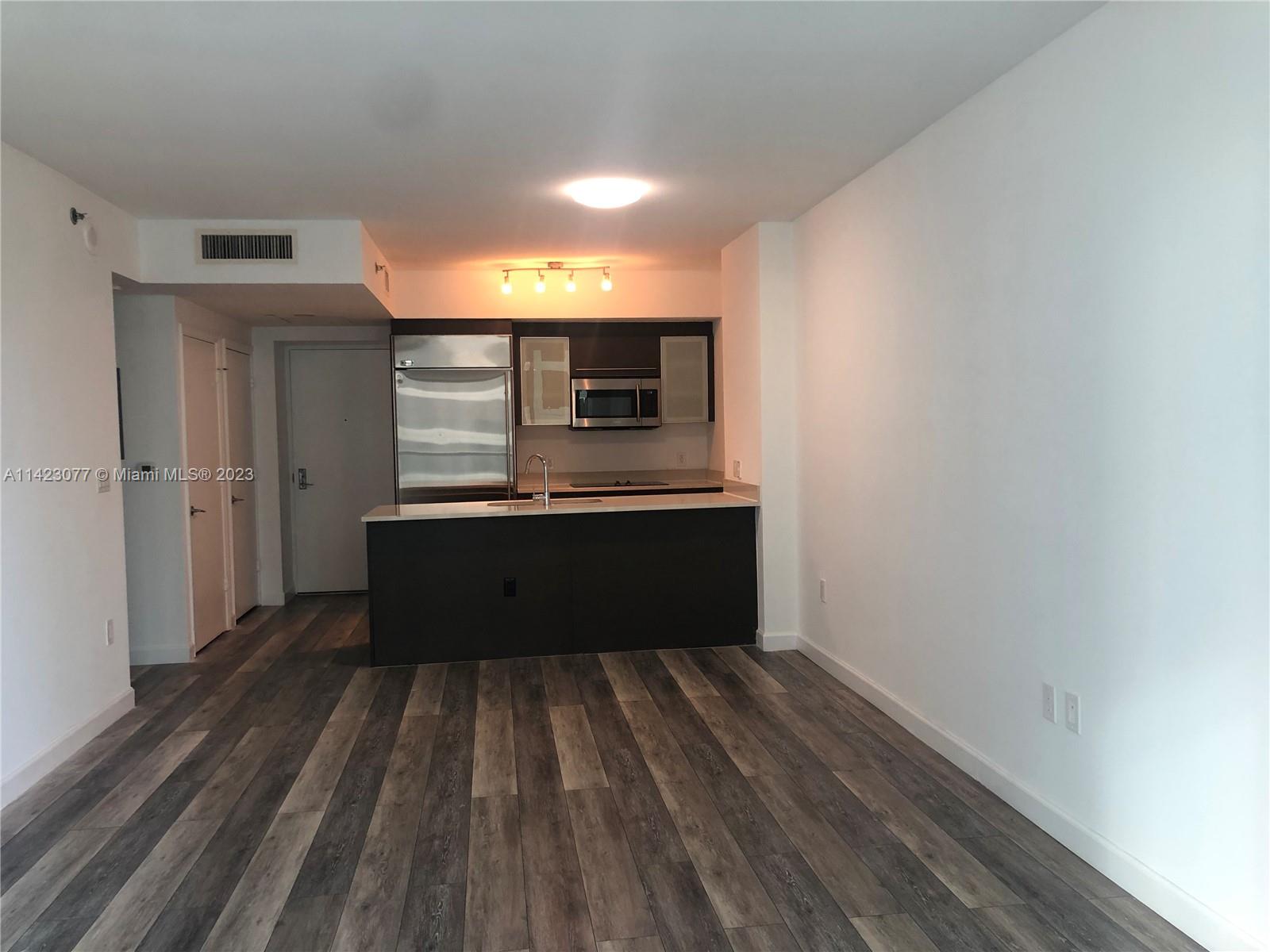 Perfect 1bed 1bath located in the heart of the Financial District. Building amenities include: theater room, sunset
room, gym, business center, his/her spa and more.