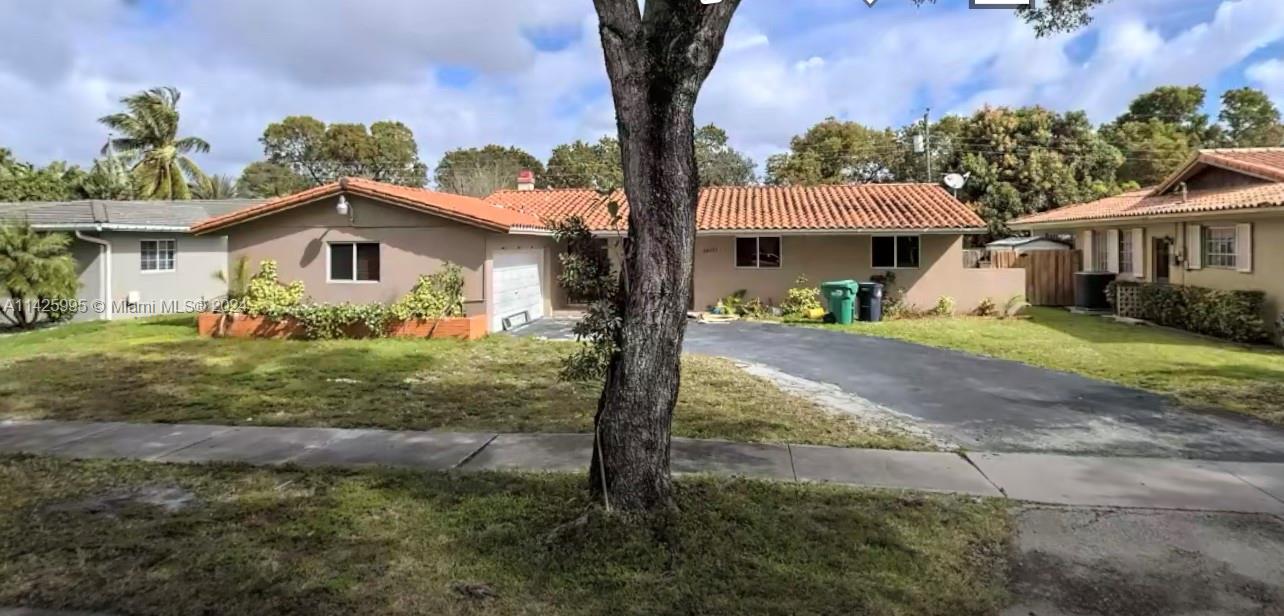 14371 Lake Crescent Pl, Miami Lakes, FL 33014