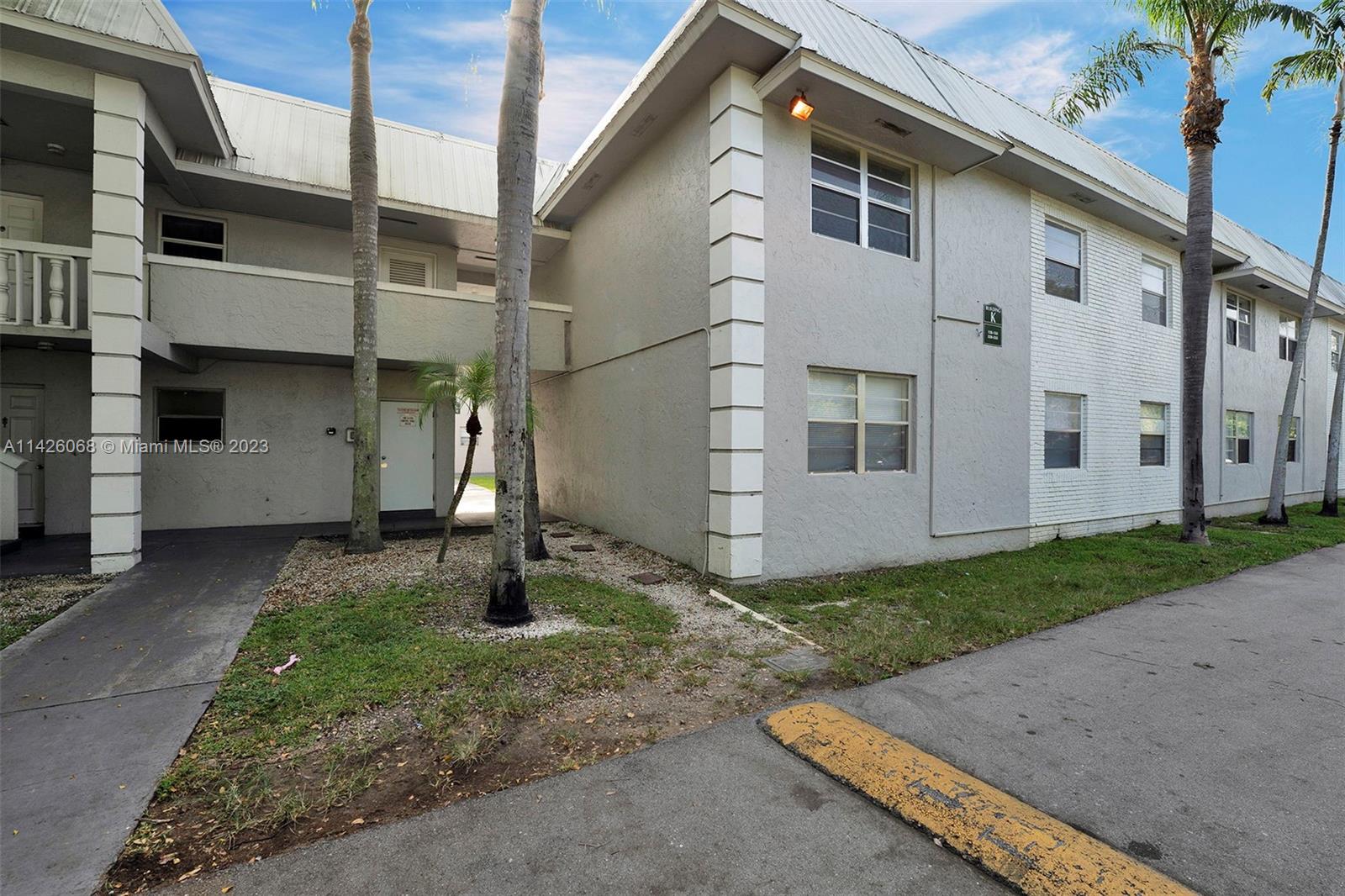 Excellent location in Palmetto Bay with excellent schools. Walking distance to plaza's, US1, Car dealerships, supermarkets. 2/1 fully renovated with new kitchen,blinds, bathroom, appliances, and AC. Ready for a tenant. Two assigned parking spots. NO Washer and Dryer in Unit. PLEASE ASK YOUR REALTOR TO ALLOW SHOWING.LANDLORD REQUIRES RENTER'S INSURANCE.