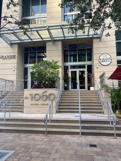 Spectacular unit located in the heart of Brickell Avenue.  Unit is fully renovated and ready for occupancy.  Unit features porcelain floors, marble floor in the bathroom, full size washer/dryer, custom closets, living room set, dining room, brand new TV in the bedroom, stainless steel appliances, 1 assigned and covered parking space.  Internet/Wi-Fi and Water included. 1060 Brickell offers amazing amenities including Aerobics/Yoga Room, Cigar/Wine Room, Virtual Golf Room, Billiards Room, Family/Party Room, Fitness Room.  Additionally, it offers valet parking and concierge service.  Walking distance to restaurants, Metrorail, Brickell City Centre Mall.  1060 Brickell is within 20 minutes of the Miami Design District, South Beach, Coconut Grove.