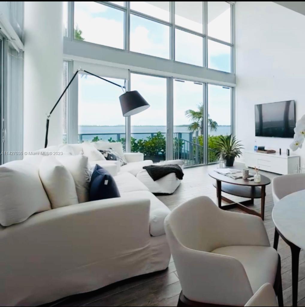 Spectacular and luxurious Bayloft in Jade Brickell. This beautiful residence with 1 bedroom , 2 bathroom offer breathtaking Bayviews, high ceilings, large terrace, five star amenties that includes spa, fitness center, infinity pool with cabana, 24 hour security, concierge rooftop, business center, conference room, valet parking.